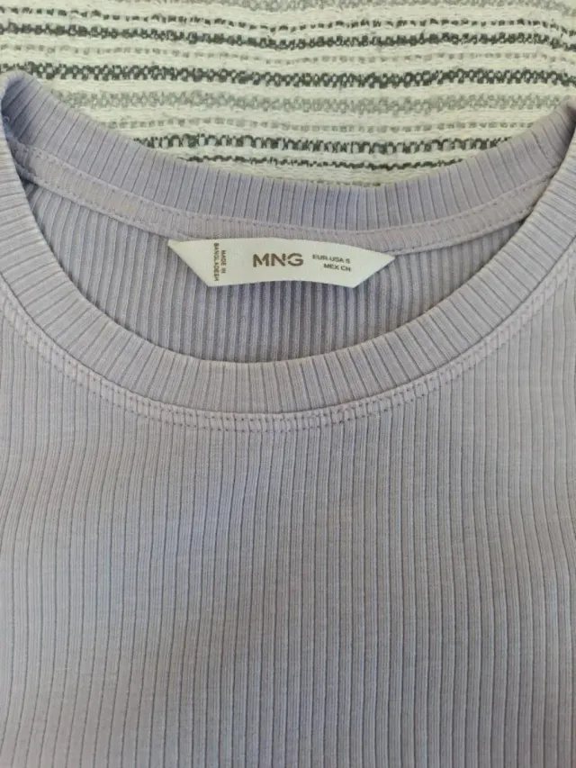 Camiseta lila con volantes