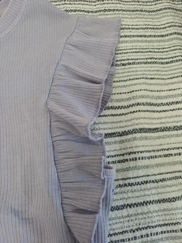 Camiseta lila con volantes