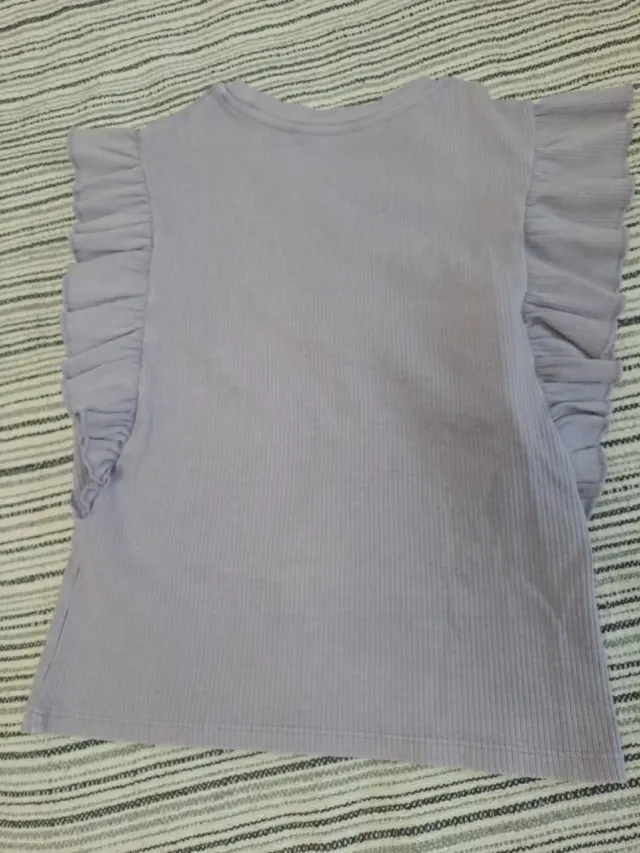 Camiseta lila con volantes