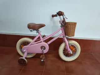Bicicleta infantil rosa con cesta