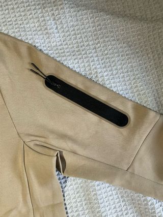 Sudadera Nike Tech sin capucha beige