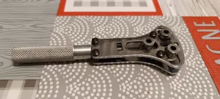 Attrezzo per aprire orologi