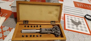 Attrezzo per aprire orologi