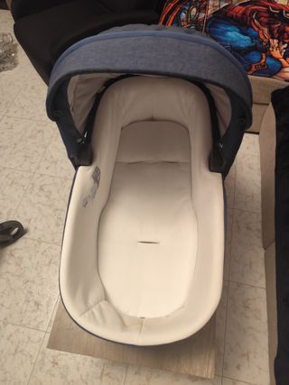 Carrito de bebé azul y blanco
