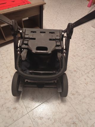 Carrito de bebé azul y blanco