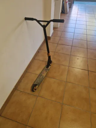 Patinete freestyle negro y dorado