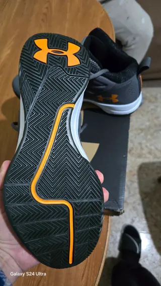 Zapatillas Under Armour Gris y Naranja