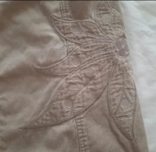 Falda de pana beige bordada