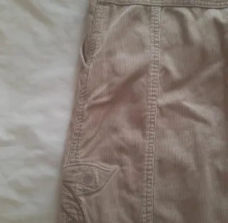 Falda de pana beige bordada