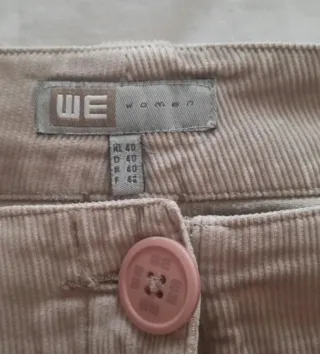 Falda de pana beige bordada