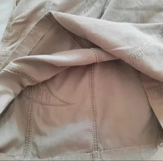 Falda de pana beige bordada