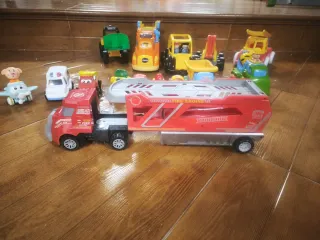 Lote de camiónes, tractores y escavadoras.