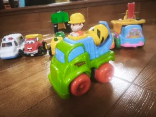 Lote de camiónes, tractores y escavadoras.