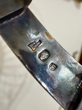 Antico cestino in metallo con punzoni