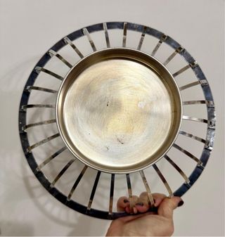 Antico cestino in metallo con punzoni