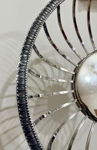 Antico cestino in metallo con punzoni