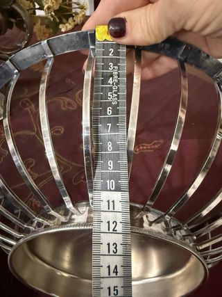 Antico cestino in metallo con punzoni