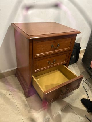 Mesita de noche de madera con cajones