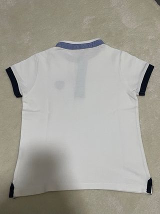 Conjunto de polo branco e calções azuis