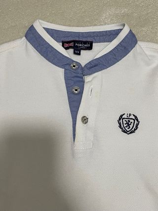 Conjunto de polo branco e calções azuis