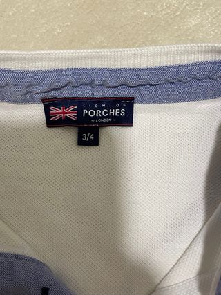 Conjunto de polo branco e calções azuis