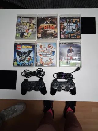 PlayStation 3 con 2 mandos y cables