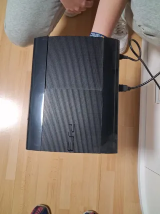 PlayStation 3 con 2 mandos y cables