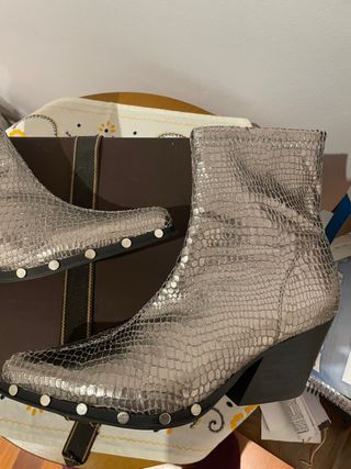 Botines plateados T.39 marca Corina
