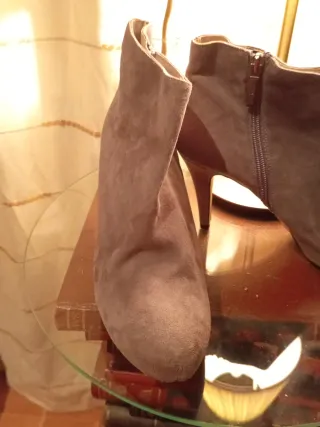 Botines grises de tacón alto