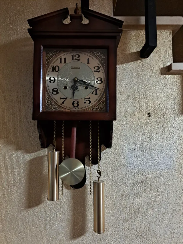 Reloj de pared con péndulo