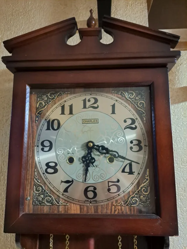 Reloj de pared con péndulo