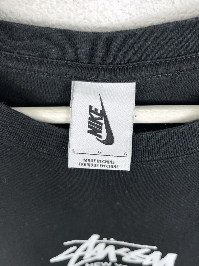 Camiseta Nike x Stüssy Y2K Grafite Preta