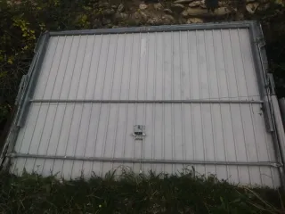 Puerta de garaje basculante con motor