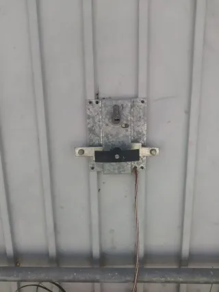 Puerta de garaje basculante con motor