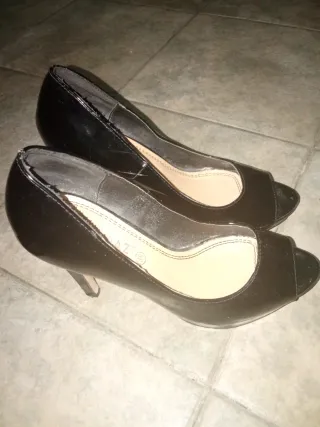 Zapatos de tacón negros peep toe