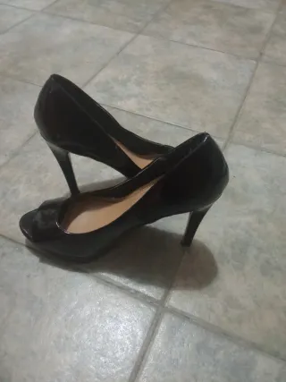Zapatos de tacón negros peep toe