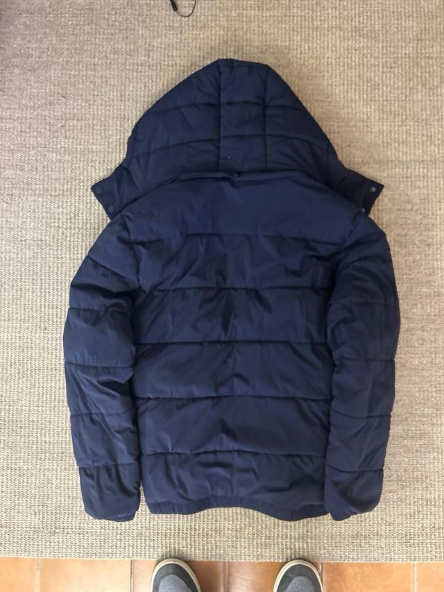 Chaqueta Guess azul oscuro con capucha