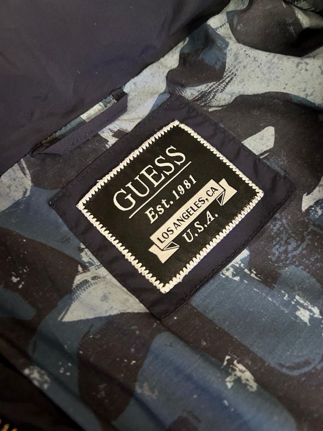 Chaqueta Guess azul oscuro con capucha
