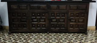 Mueble antiguo de madera oscuro