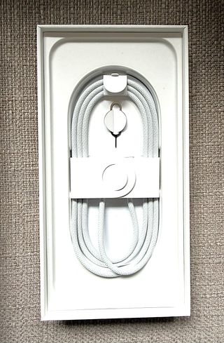 Scatola iPhone 16 Pro Max con accessori