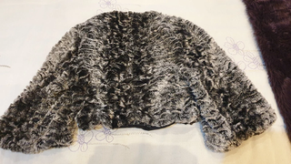 Bolero pelo sintético negro y gris