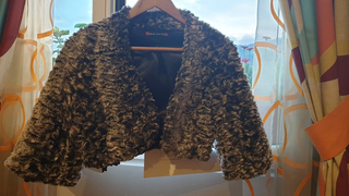 Bolero pelo sintético negro y gris