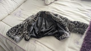 Bolero pelo sintético negro y gris