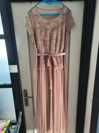 Precioso Vestido de encaje con bordados y lazo