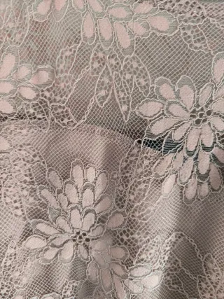 Precioso Vestido de encaje con bordados y lazo
