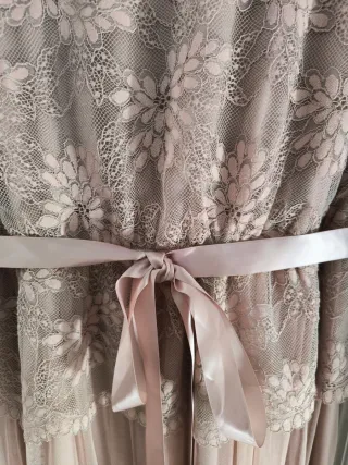 Precioso Vestido de encaje con bordados y lazo