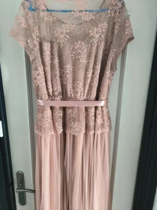 Precioso Vestido de encaje con bordados y lazo