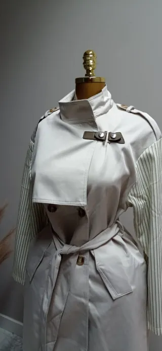 Gabardina beige con cinturón