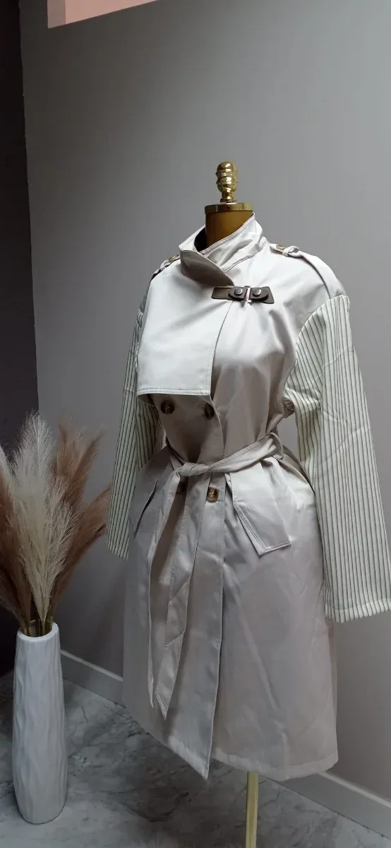 Gabardina beige con cinturón