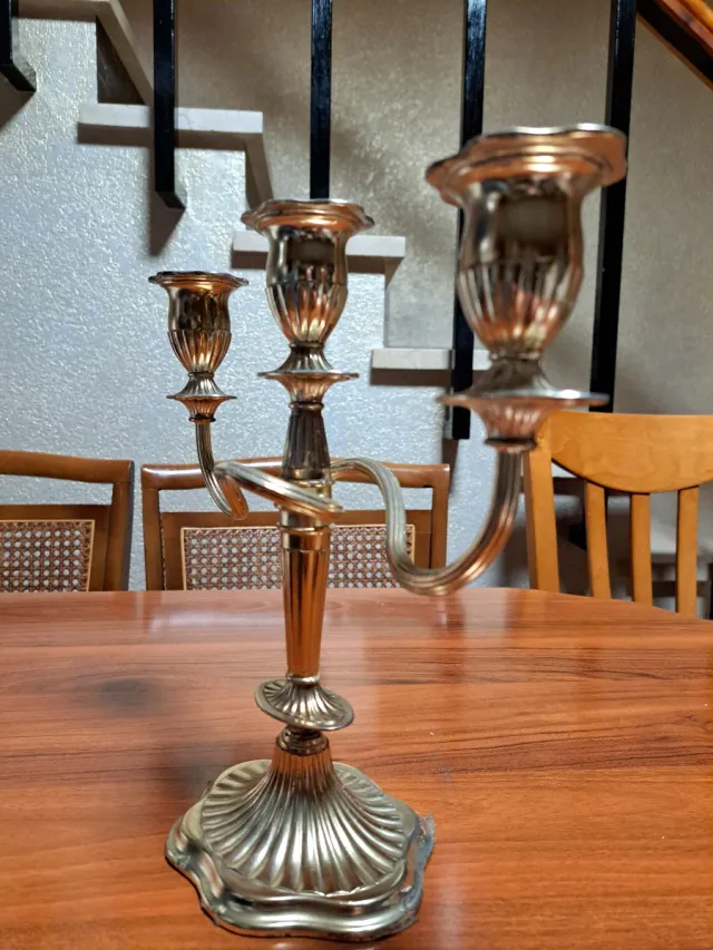 Candelabro de metal plateado